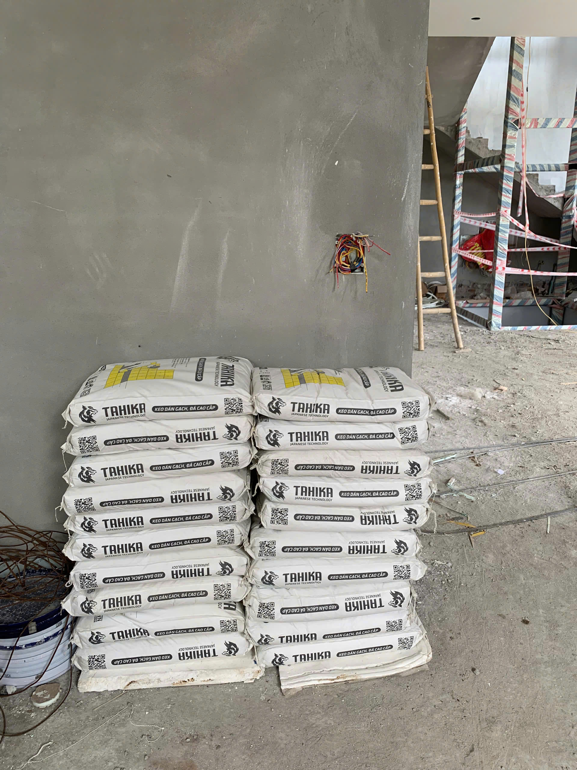 KEO DÁN GẠCH TAHIKA: KẾT QUẢ THỬ NGHIỆM THỰC TẾ VÀ ĐỘ BÁM DÍNH VƯỢT TIÊU CHUẨN C2