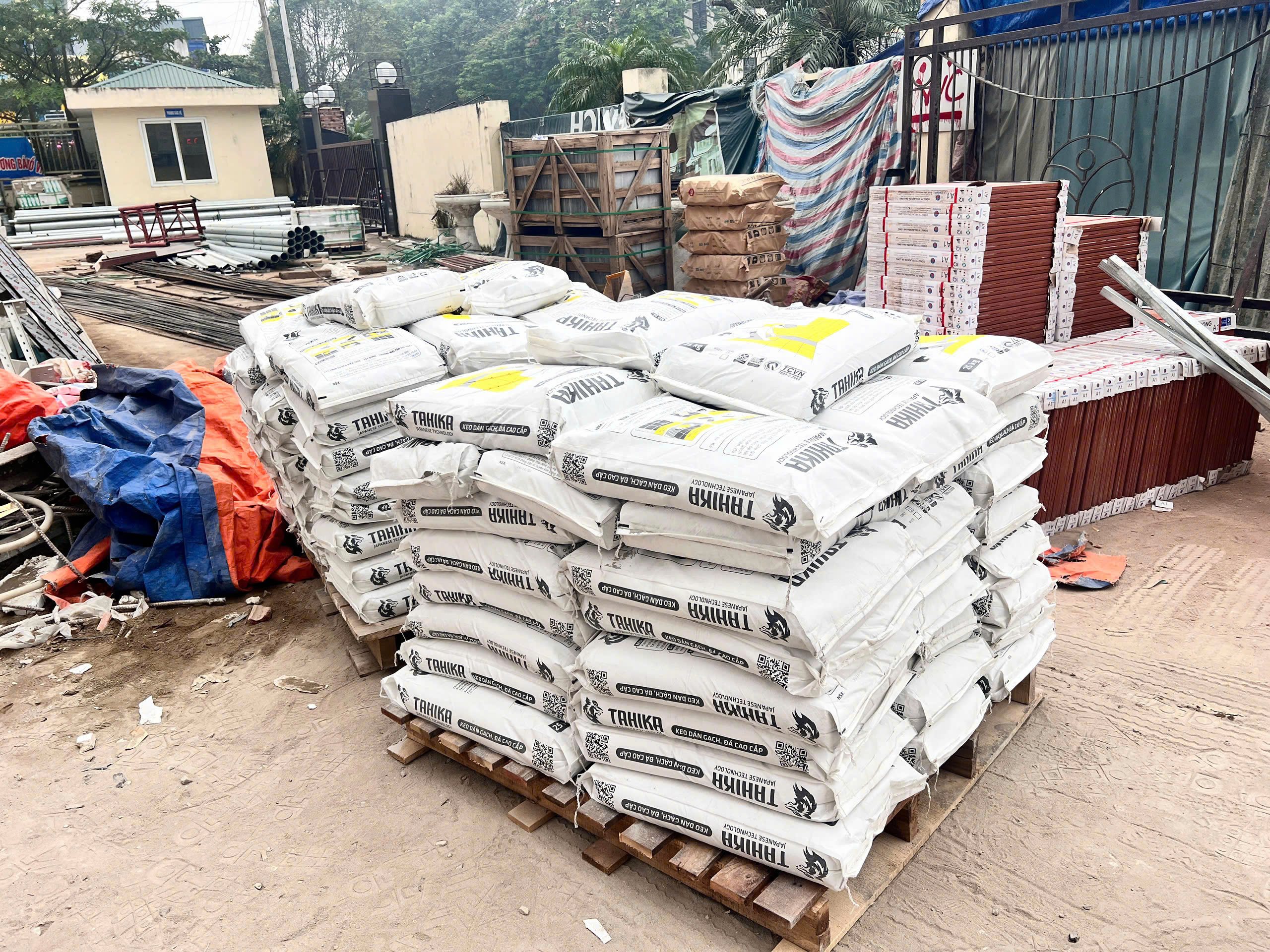 KEO DÁN GẠCH TAHIKA: KẾT QUẢ THỬ NGHIỆM THỰC TẾ VÀ ĐỘ BÁM DÍNH VƯỢT TIÊU CHUẨN C2