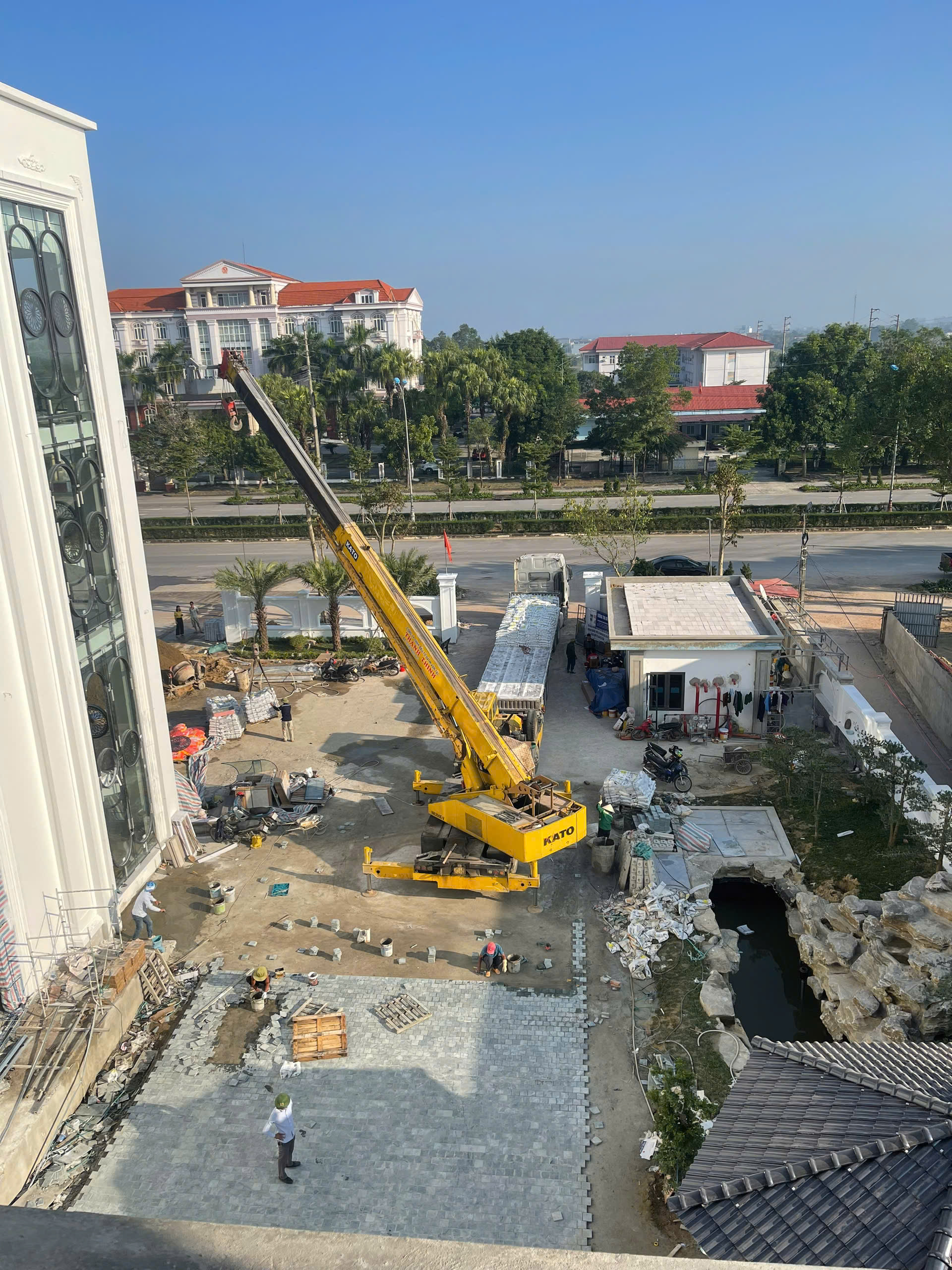 Tại Sao Các Resort Và Khách Sạn Cao Cấp Tuyệt Đối Nói "Không" Với Hồ Dầu Khi Ốp Lát?